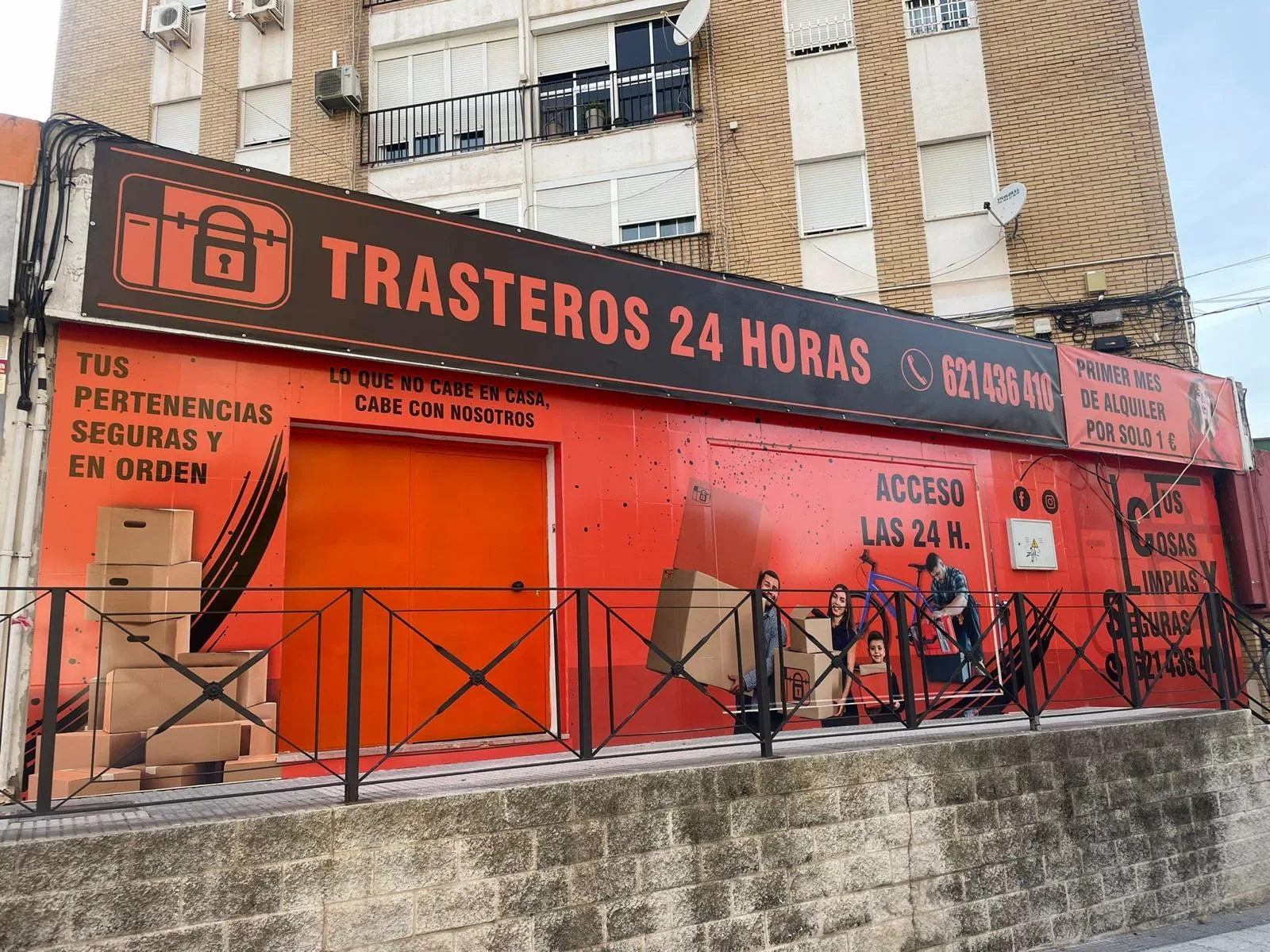 Fachada de Trasteros 24 Horas en la calle Legión Española de Huelva